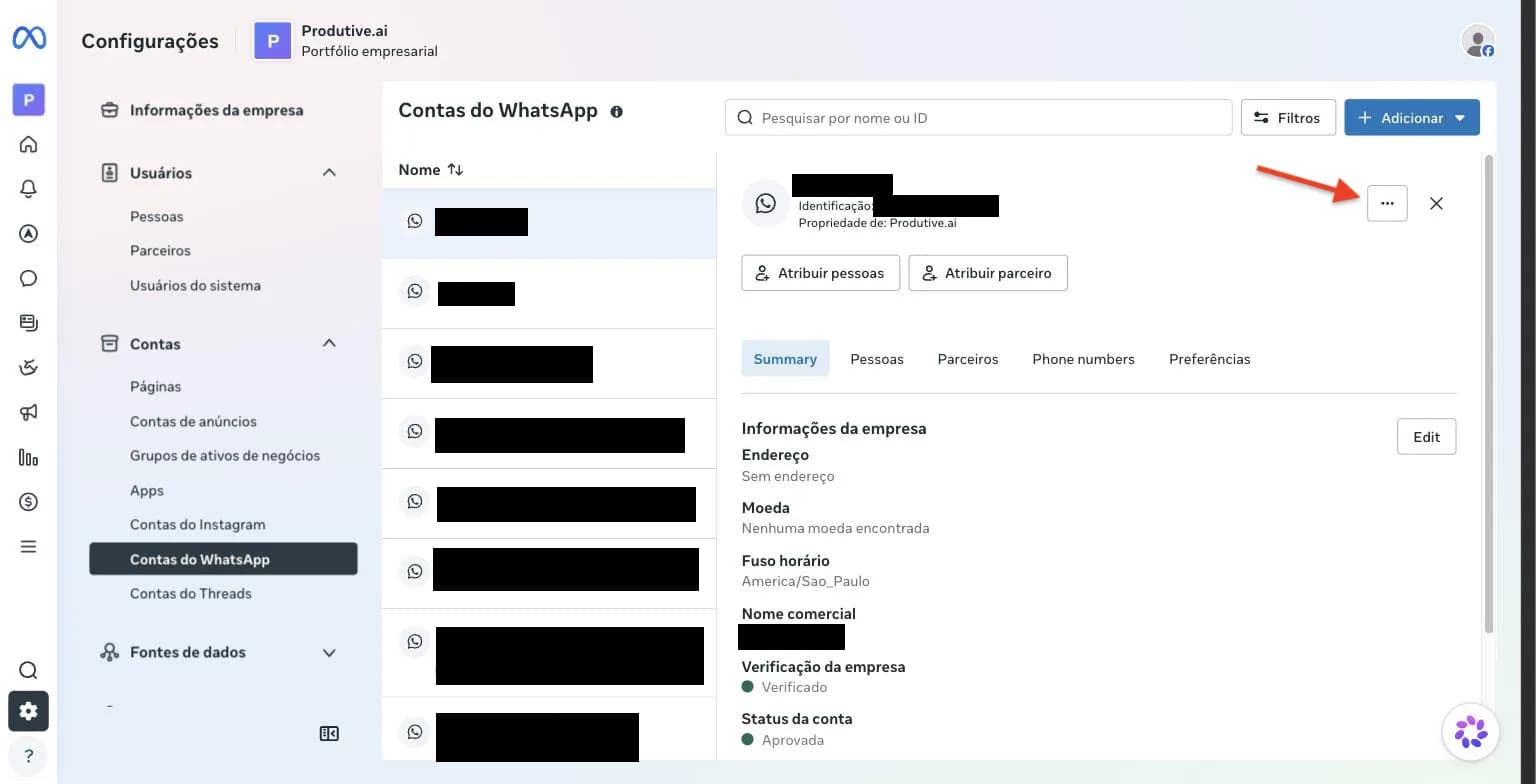 Tela Contas do WhatsApp com uma seta apontando para o botão de três pontos ao lado do nome da conta.
